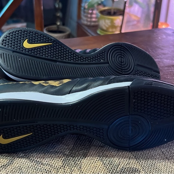 Nikes 👣🔮 - Picture 2 of 4